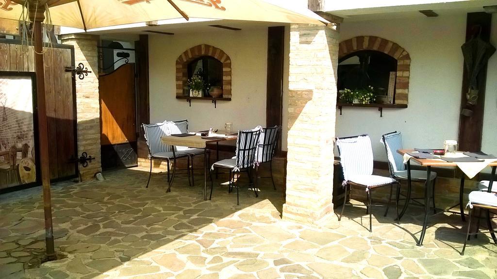 Penzion A Restauracia Toldi Galanta Luaran gambar