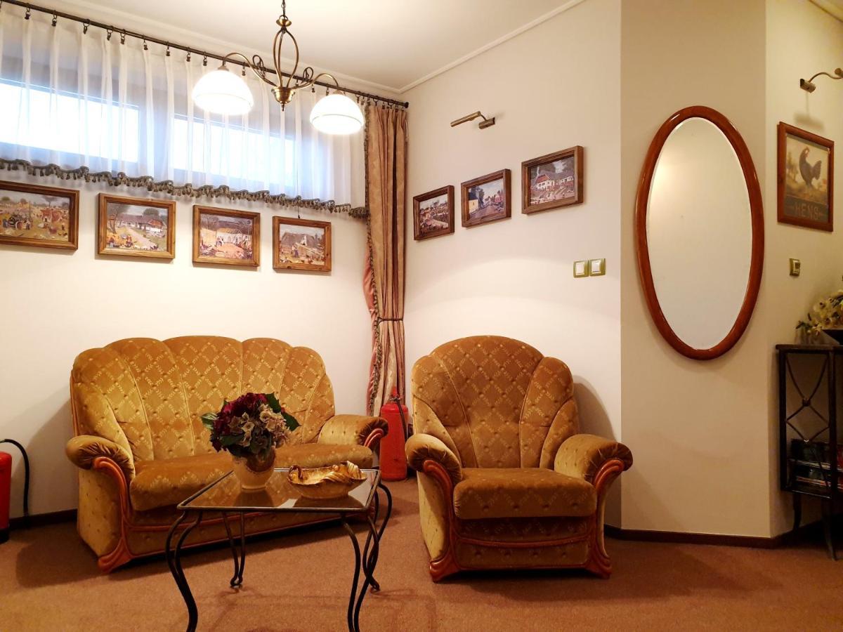 Penzion A Restauracia Toldi Galanta Luaran gambar